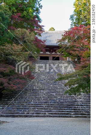 京都高雄神護寺金堂前の大階段 136182450