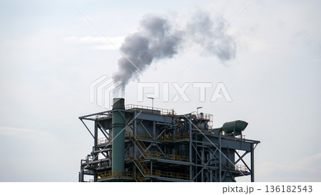 曇り空の下にそびえる産業工場の煙突からたなびく煙 曇り空の下にそびえる産業工場の煙突からたなびく煙 136182543