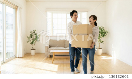 若い夫婦の引っ越し 136182601