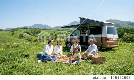 新緑の高原でピクニックの家族・キャンピングカー 136182698