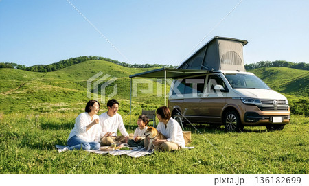 新緑の高原でピクニックの家族・キャンピングカー 136182699