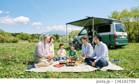 新緑の高原でピクニックの家族・キャンピングカー 136182700