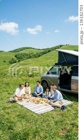新緑の高原でピクニックの家族・キャンピングカー 136182703