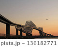 ゲートブリッジを望む夕暮れの空 136182771