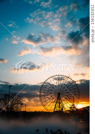 夕暮れ時の葛西臨海公園の観覧車とドラマチックな空の背景 136182852