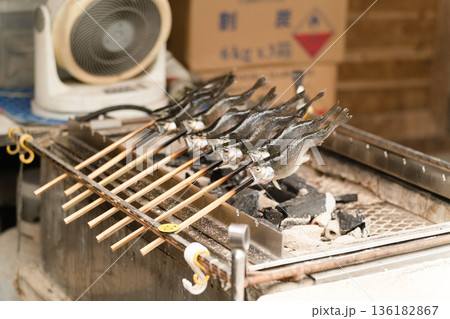 炭火でじっくり焼き上げられる川魚の塩焼き-横写真 136182867