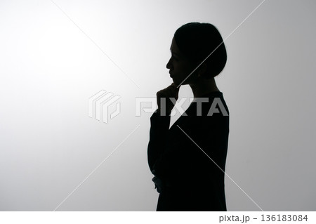 考える女性の横顔のシルエット 考える女性の横顔のシルエット 136183084