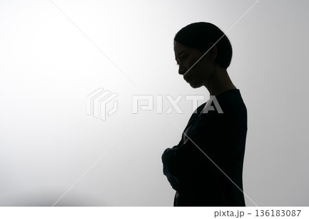 考える女性の横顔のシルエット 136183087