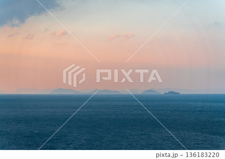 瀬戸内海 夕暮れの遠い島影 瀬戸内海 夕暮れの遠い島影 136183220