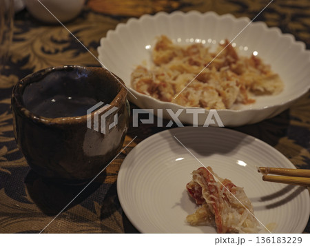至福の晩酌、カニの身で愉しむ贅沢な一杯 至福の晩酌、カニの身で愉しむ贅沢な一杯 136183229