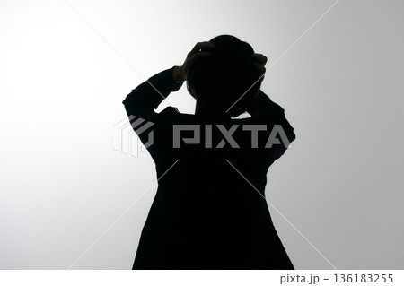 頭を抱える女性のシルエット 頭を抱える女性のシルエット 136183255