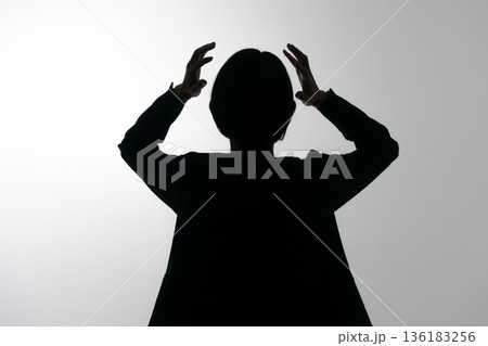 頭を抱える女性のシルエット 136183256