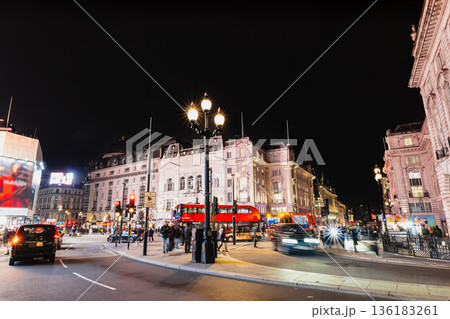 ロンドン　夜のピカデリー・サーカス 136183261
