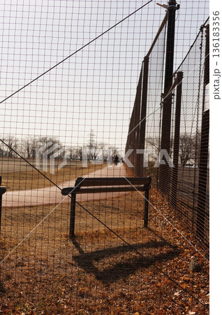 グラウンドの片隅 136183356