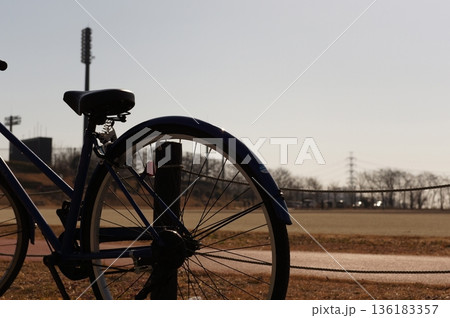 グラウンドわきの自転車 136183357