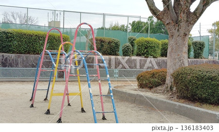 公園の遊具 136183403