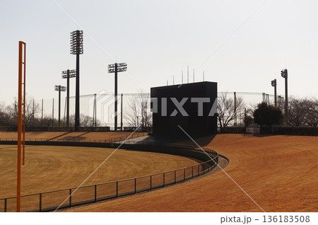 誰もいない野球場の風景 誰もいない野球場の風景 136183508