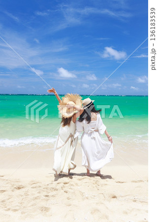 宮古島の海を楽しむ女性二人の後ろ姿 沖縄の夏のビーチ風景 宮古島の海を楽しむ女性二人の後ろ姿 沖縄の夏のビーチ風景 136183539