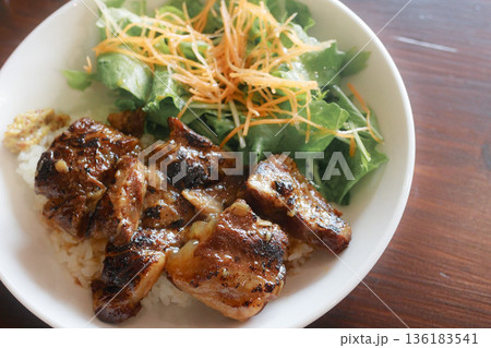香ばしく焼いた豚肉のカフェ風ライスボウル 香ばしく焼いた豚肉のカフェ風ライスボウル 136183541