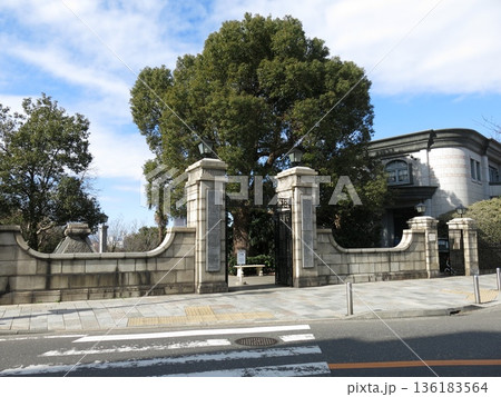 横浜外国人墓地の山手門（正門）と資料館（資料展示室） 136183564