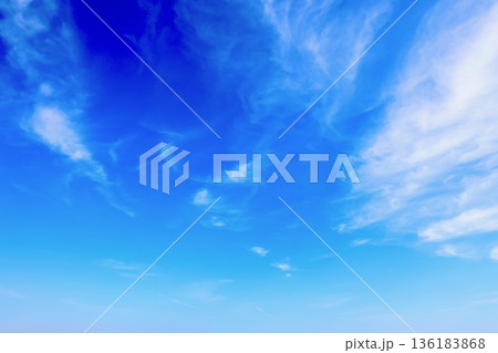 青空に浮かぶ白い雲 青空に浮かぶ白い雲 136183868