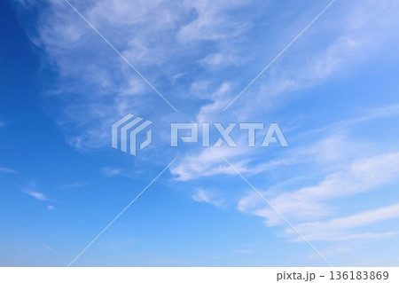 青空に浮かぶ白い雲 136183869