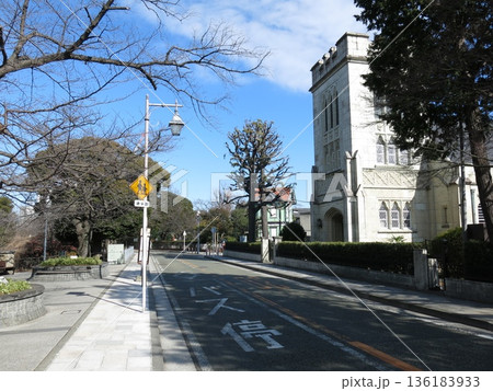 古い洋館や教会が建ち並ぶ横浜の山手本通り（横浜山手聖公会・山手資料館付近） 136183933