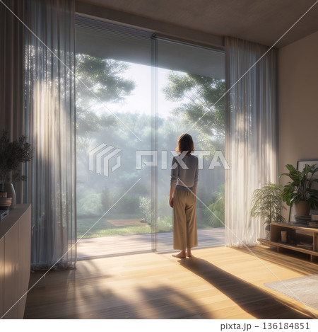 窓辺に立つ女性 136184851
