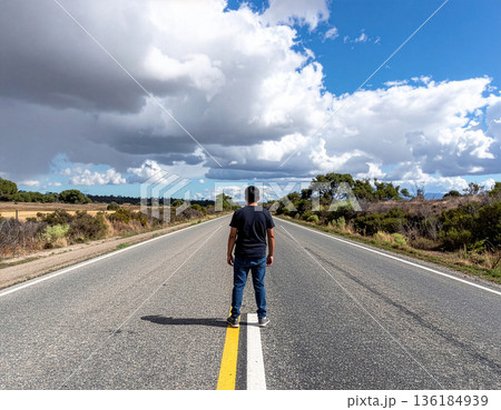 ドラマチックな空の下の分かれ道に立つ人、決断と躊躇のコンセプト 136184939
