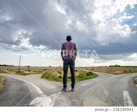 ドラマチックな空の下の分かれ道に立つ人、決断と躊躇のコンセプト 136184941