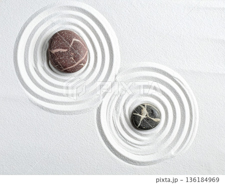 枯山水の抽象構図（上空から）、禅庭園の真俯瞰、ミニマルな日本スタイル 136184969