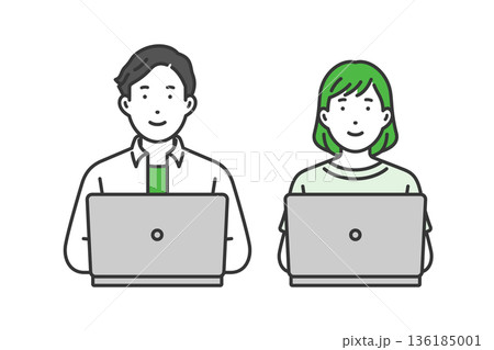 パソコンで仕事,クリエイター私服男女 パソコンで仕事,クリエイター私服男女 136185001