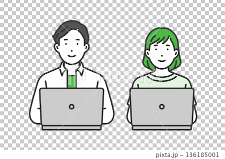 パソコンで仕事,クリエイター私服男女 パソコンで仕事,クリエイター私服男女 136185001