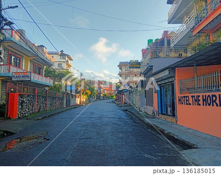ポカラの町風景　ネパール 136185015