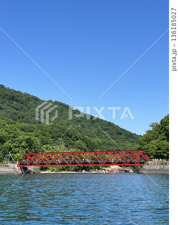 支笏湖にかかる赤い橋 136185027