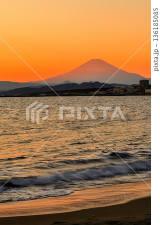 冬の茅ヶ崎海岸からの富士山の夕景 136185085