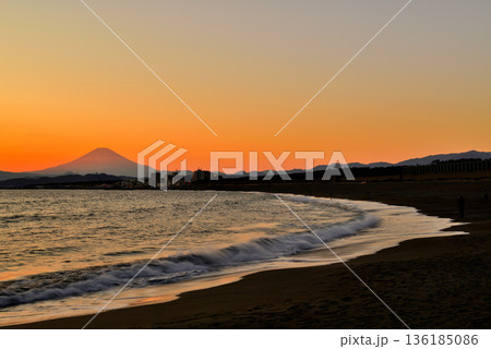 冬の茅ヶ崎海岸からの富士山の夕景 136185086