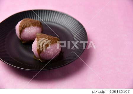 日本の伝統和菓子　桜餅 136185107