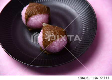 日本の伝統和菓子　桜餅 136185111