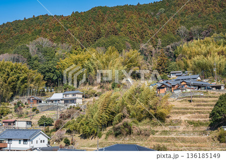 明日香村の山村風景　奈良県 136185149