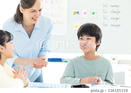 教育 英会話教室でレッスンを受ける子供とネイティブ講師 教育 英会話教室でレッスンを受ける子供とネイティブ講師 136185159