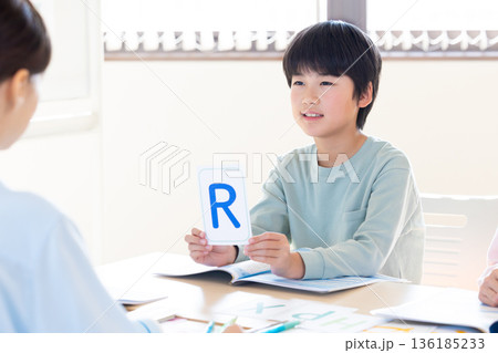 教育　英会話教室でレッスンを受ける子供とネイティブ講師 136185233