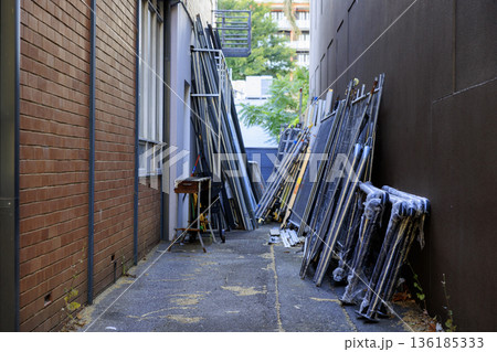 路地裏のある資材の置き忘れられた路地 136185333