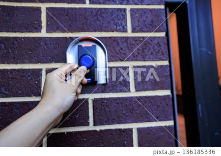 キーフォブで操作されるスマートロックシステム 136185336