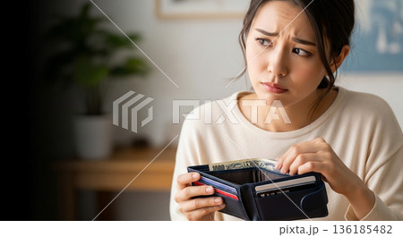 物価高に悩み財布を見つめる女性の現実 136185482