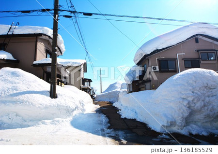 豪雪の雪国の街中 豪雪の雪国の街中 136185529