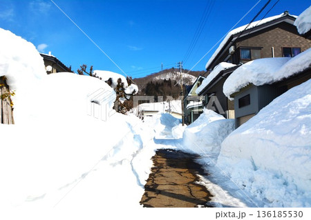 豪雪の雪国の街中 豪雪の雪国の街中 136185530
