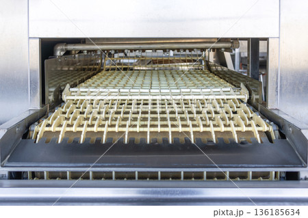 飲食店や施設用の業務用自動食洗機の投入口 136185634