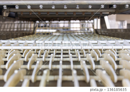 飲食店や施設用の業務用自動食洗機の投入口 136185635