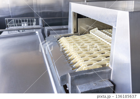 飲食店や施設用の業務用自動食洗機の投入口 136185637